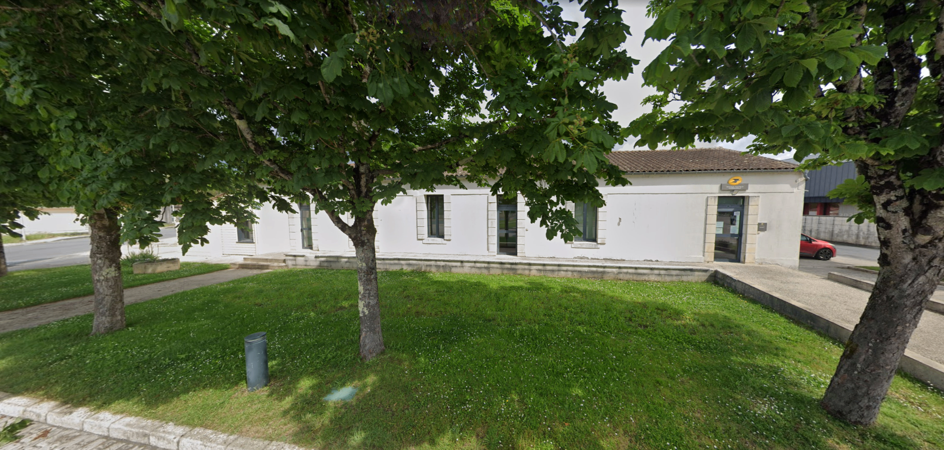 Extérieur du cabinet du Dr Détant à Bussac-Forêt